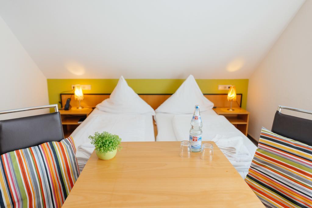 Hotel Rhoenhof Huenfeld Exterior photo